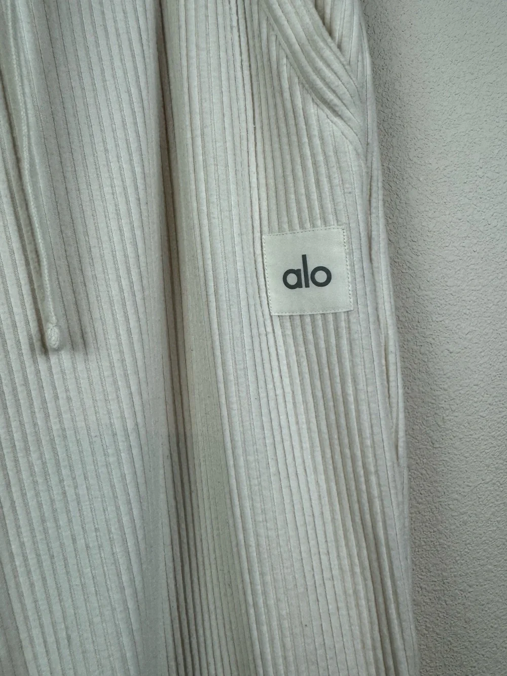 ALO Yoga Muse Sweatpants in Ivory sz M